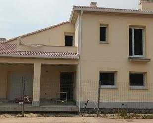 Vista exterior de Casa o xalet en venda en Torrecaballeros amb Calefacció, Jardí privat i Parquet