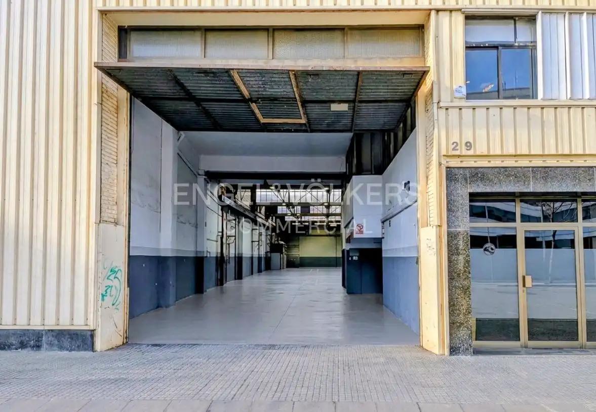 Außenansicht von Fabrikhallen zur Miete in Cornellà de Llobregat