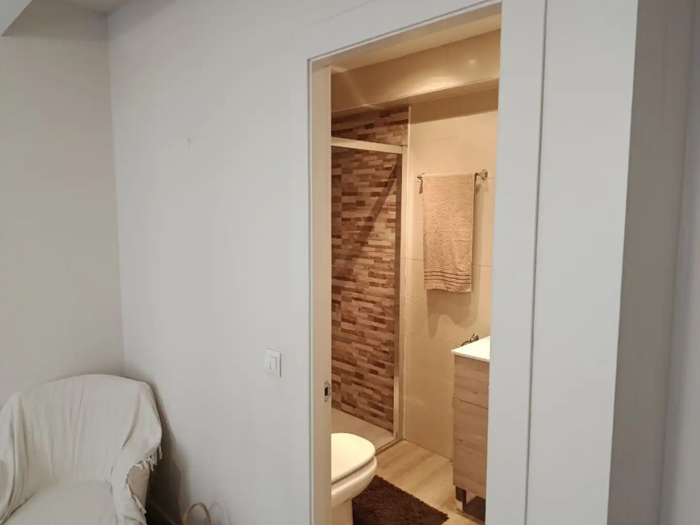 Baño de Piso de alquiler en Santander con Parquet y Balcón