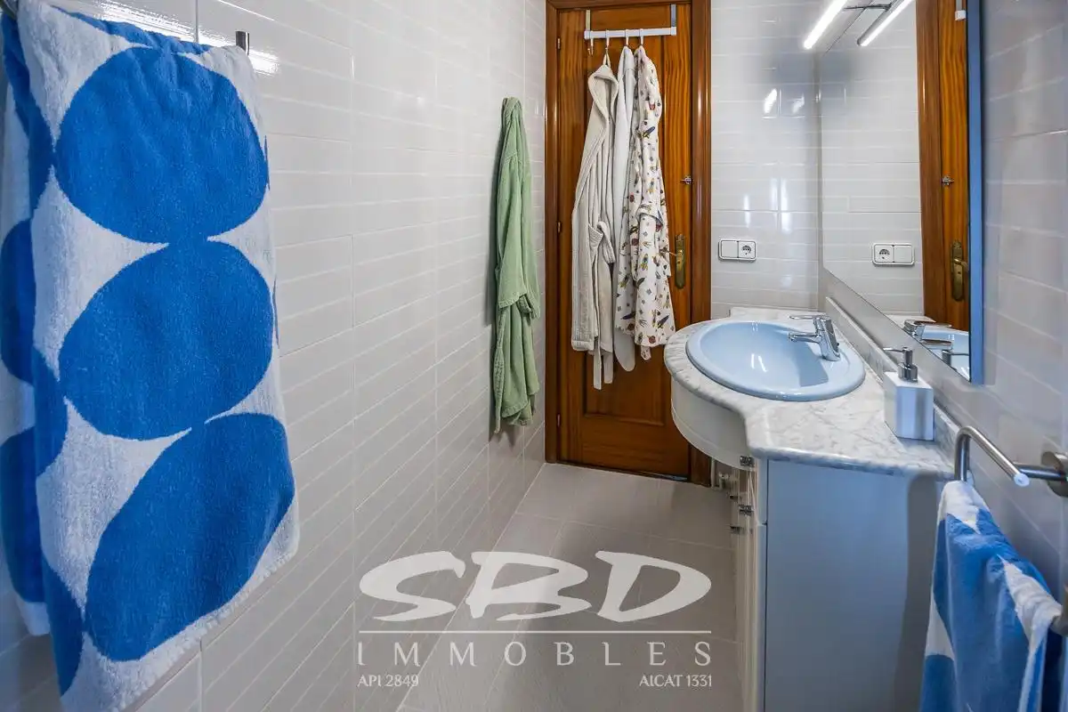 Bany de Casa o xalet en venda en Barberà del Vallès amb Aire condicionat, Calefacció i Terrassa