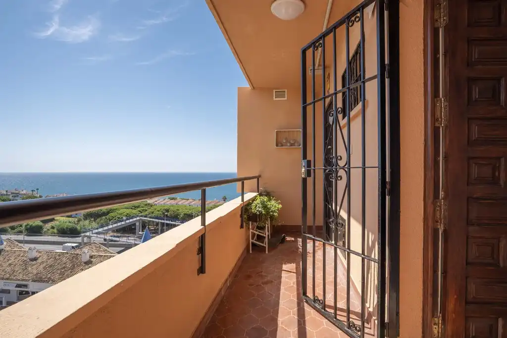 Apartamento con piscina en venta en Calahonda