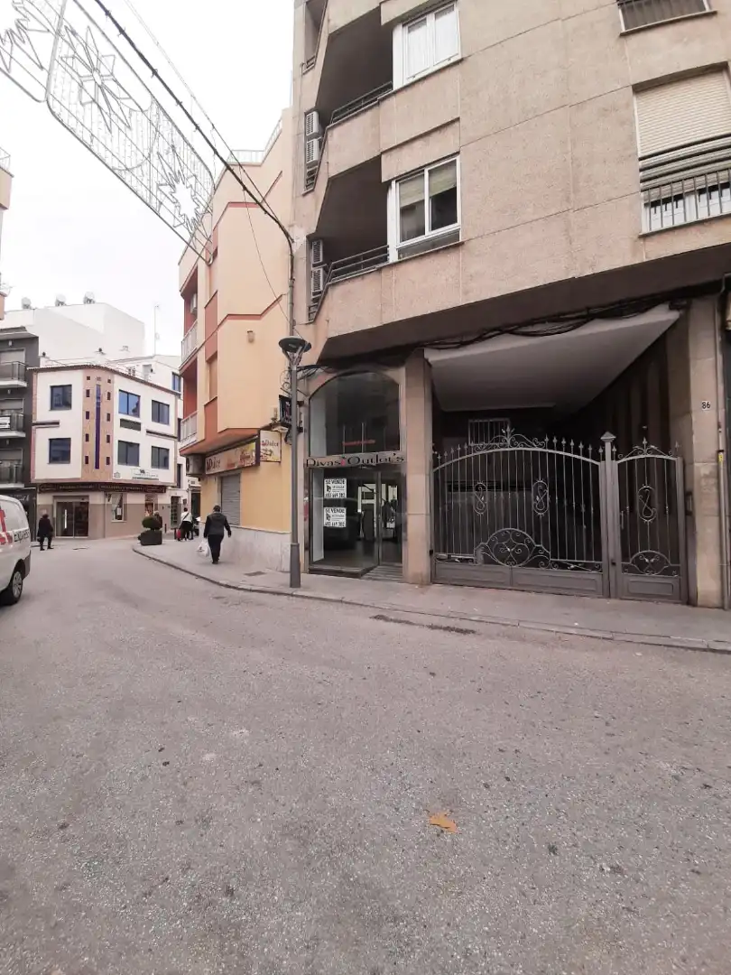 Local comercial de lloguer a Avenida Constitucion 84, imagen 2