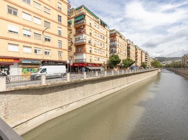 Piso con balcón en venta en Calle RIBERA GENIL 21