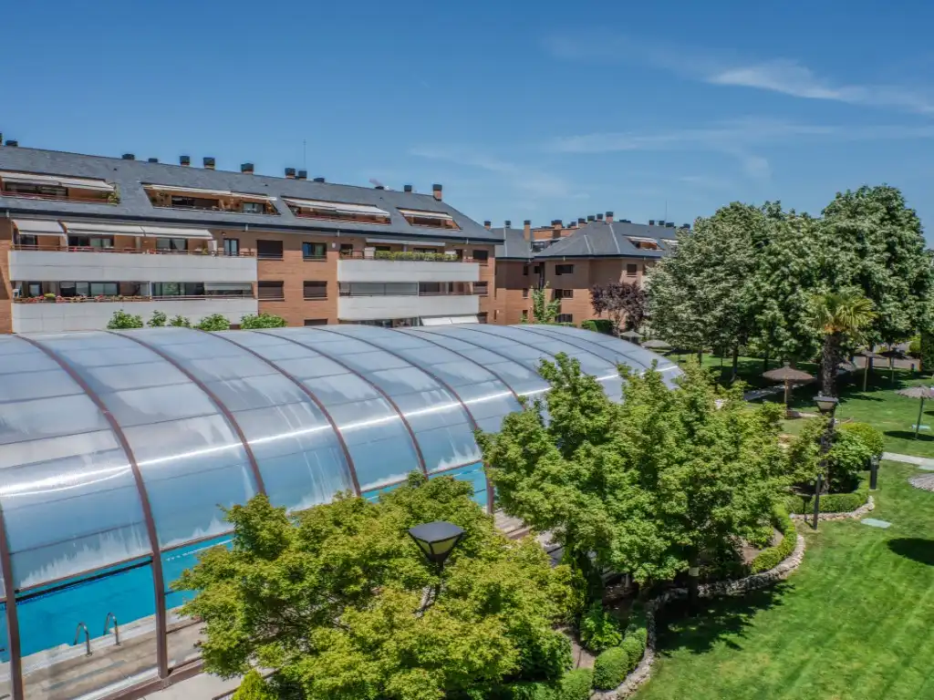 Vista exterior de Dúplex de lloguer en Majadahonda amb Jardí privat, Terrassa i Piscina