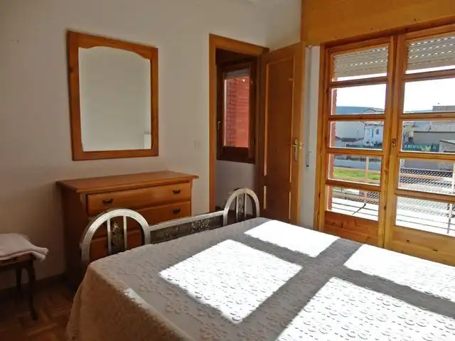 Habitación de Casa adosada en venta en Hontoria del Pinar con Calefacción, Terraza y Trastero