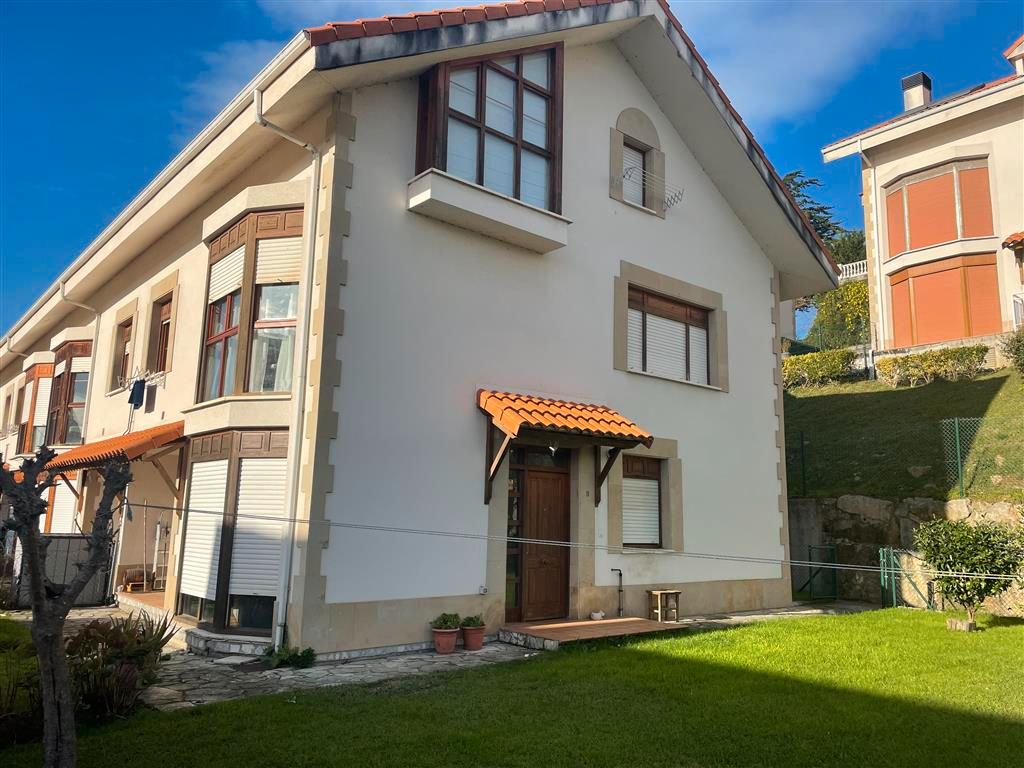Vista exterior de Pis en venda en San Vicente de la Barquera amb Calefacció, Jardí privat i Moblat