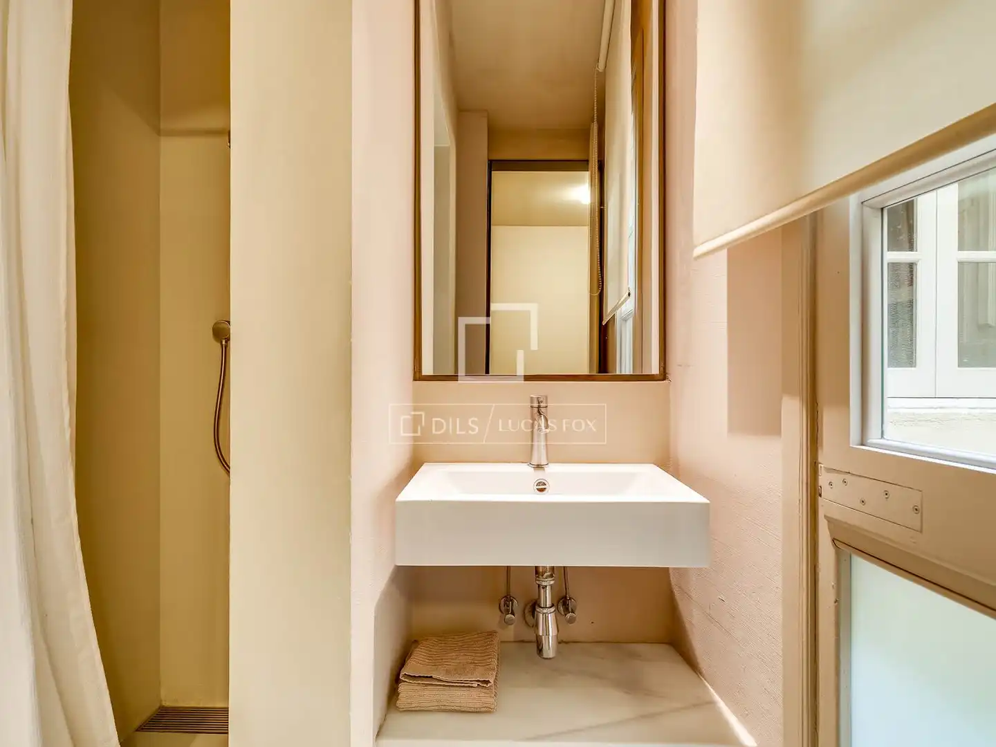 Baño de Piso en venta en Barcelona con Aire acondicionado, Terraza y Amueblado