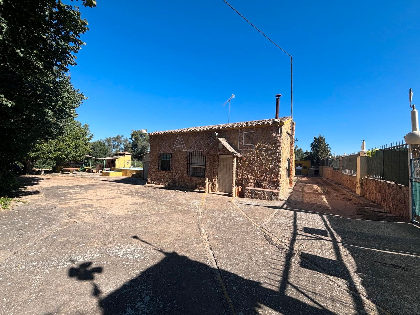 Vista exterior de Finca rústica en venda en Villanueva de la Jara amb Jardí privat, Traster i Piscina