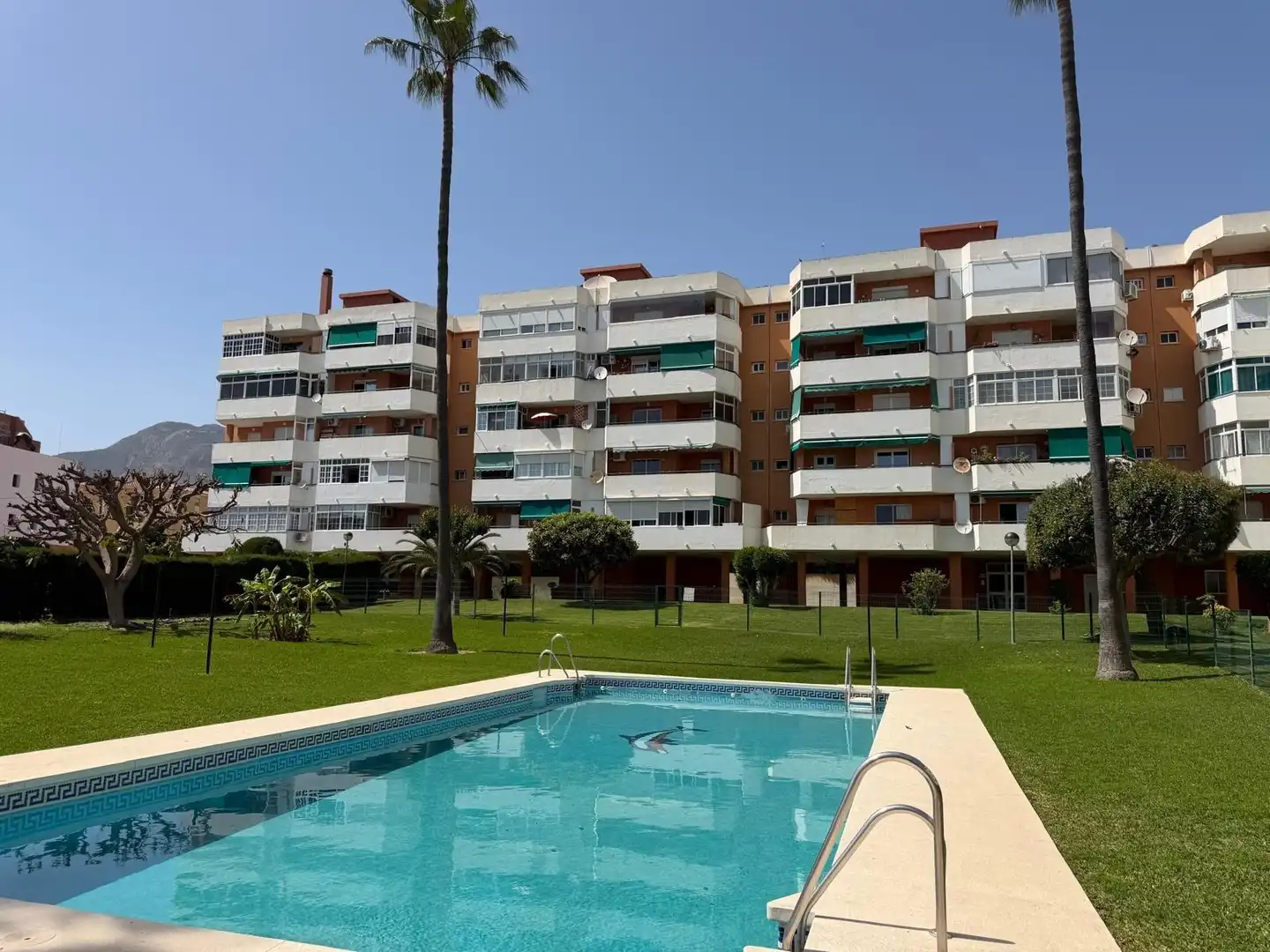 Vista exterior de Piso en venta en Torremolinos con Terraza y Piscina comunitaria
