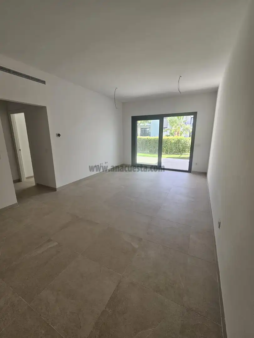 Sala de estar de Apartamento en venta en Estepona con Aire acondicionado, Terraza y Piscina comunitaria