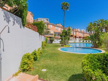 Adossat amb piscina en venda a Carrer TEULADER