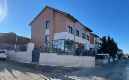 Vista exterior de Casa o xalet en venda en Valladolid Capital amb Aire condicionat, Terrassa i Piscina