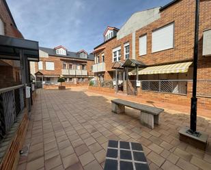 Vista exterior de Casa adosada en venda en Ponferrada amb Calefacció, Jardí privat i Parquet