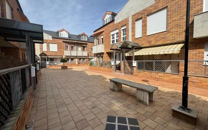 Vista exterior de Casa adosada en venda en Ponferrada amb Calefacció, Jardí privat i Parquet