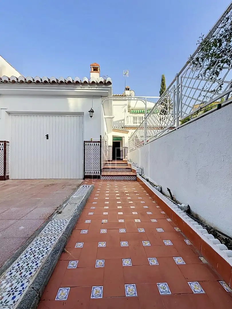 Vista exterior de Casa adosada en venda en La Zubia amb Aire condicionat, Calefacció i Jardí privat