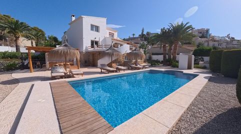 Villa totalmente reformada con gran parcela, piscina y espectacular vista a la bahia de Altea