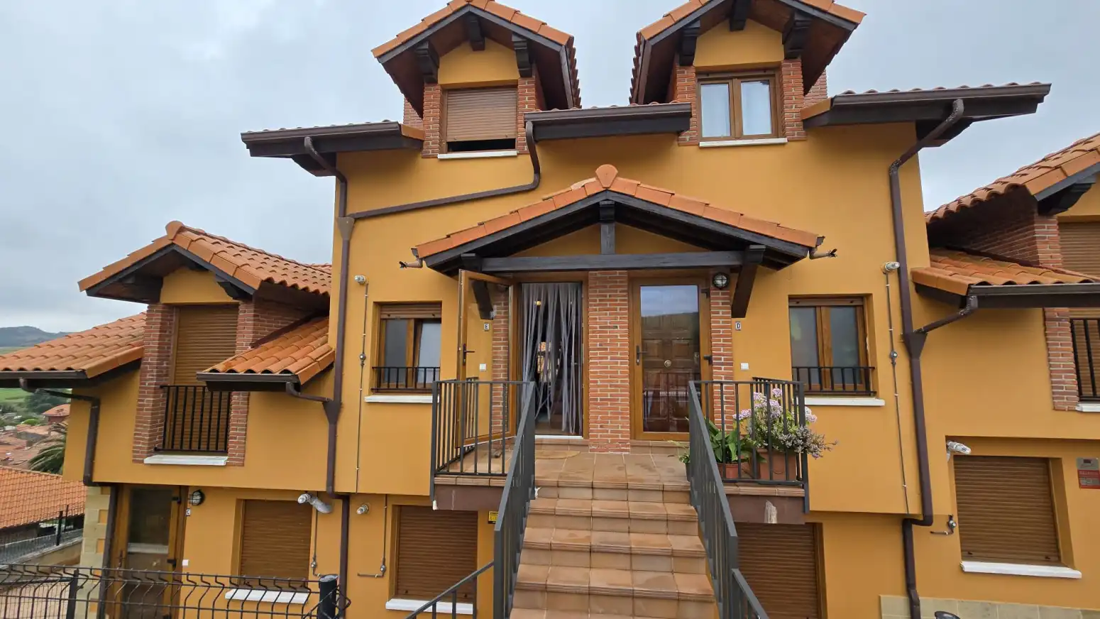 Vista exterior de Piso en venta en Alfoz de Lloredo con Calefacción, Parquet y Balcón