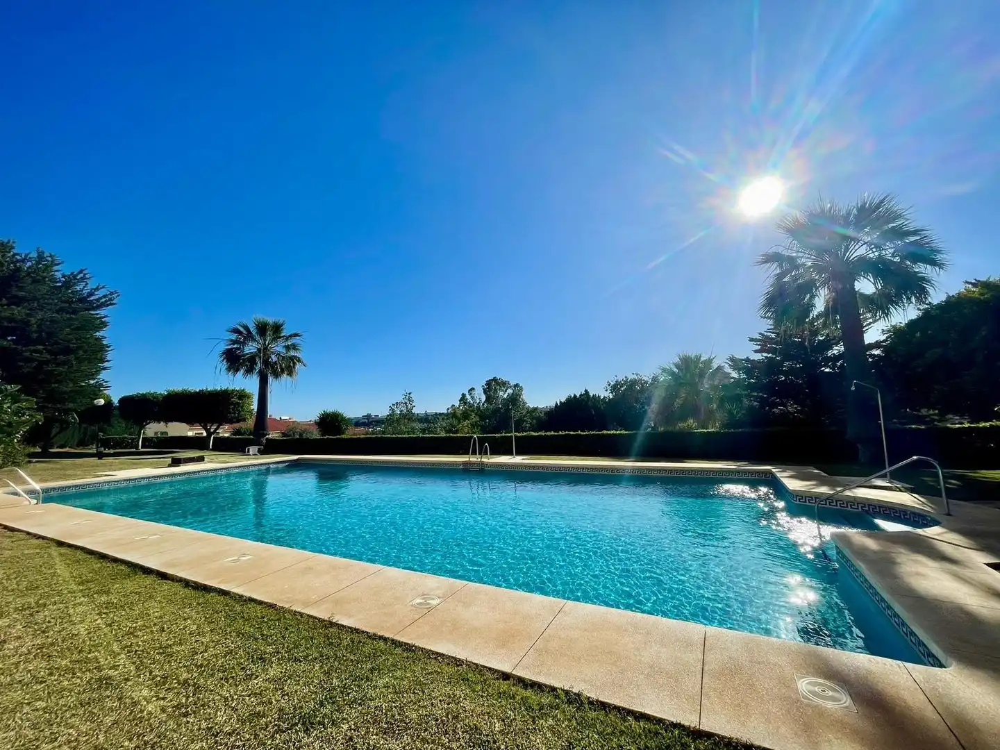 Schwimmbecken von Wohnungen zum Verkauf in Fuengirola mit Klimaanlage, Terrasse und Gemeinschaftspool