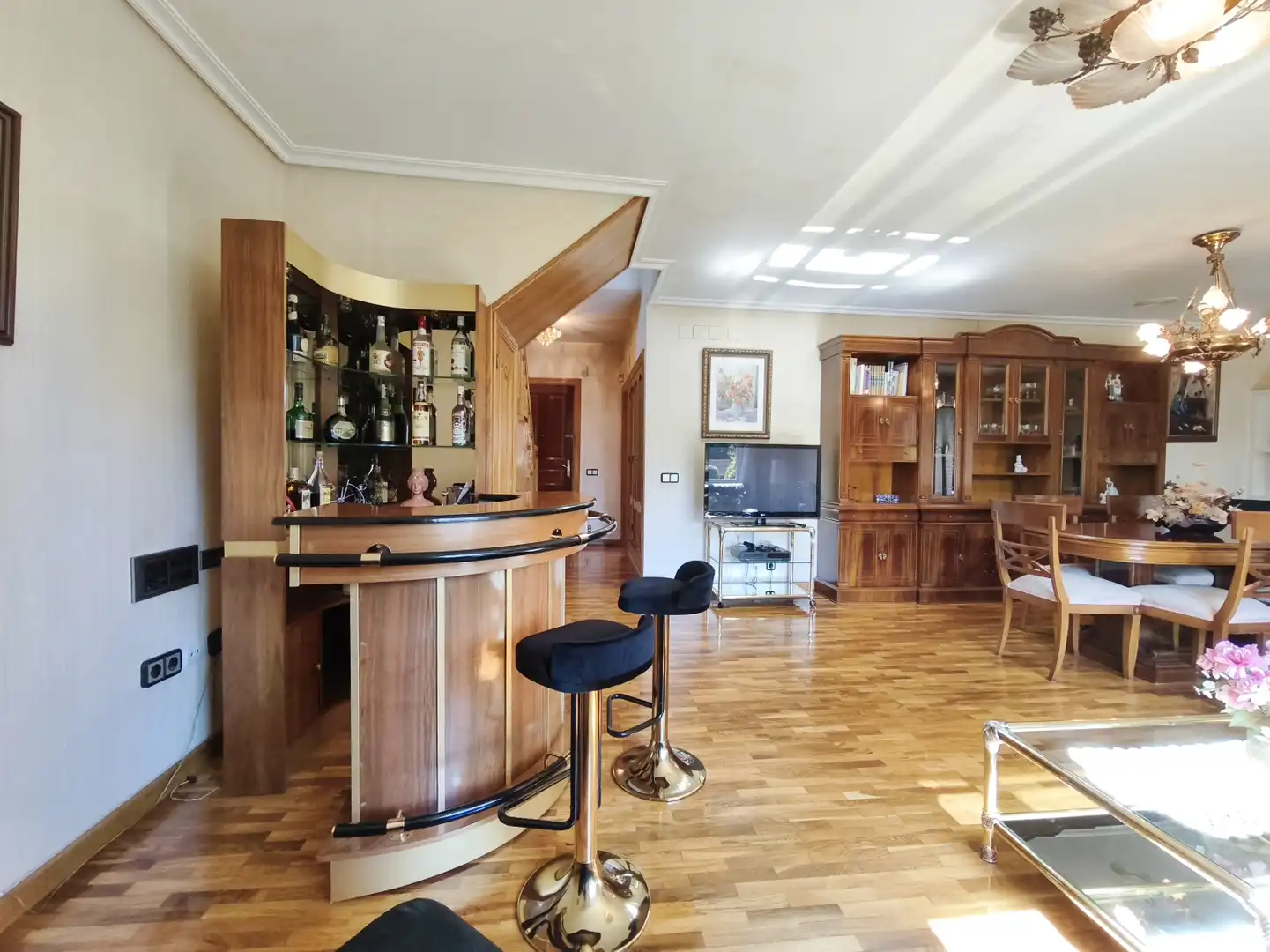 Sala d'estar de Casa adosada en venda en  Logroño amb Calefacció, Jardí privat i Parquet