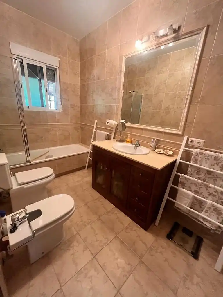 Bany de Casa o xalet en venda en Córdoba amb Aire condicionat, Jardí privat i Terrassa