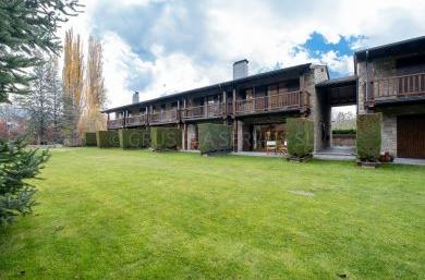 Jardí de Casa adosada en venda en Bellver de Cerdanya amb Balcó