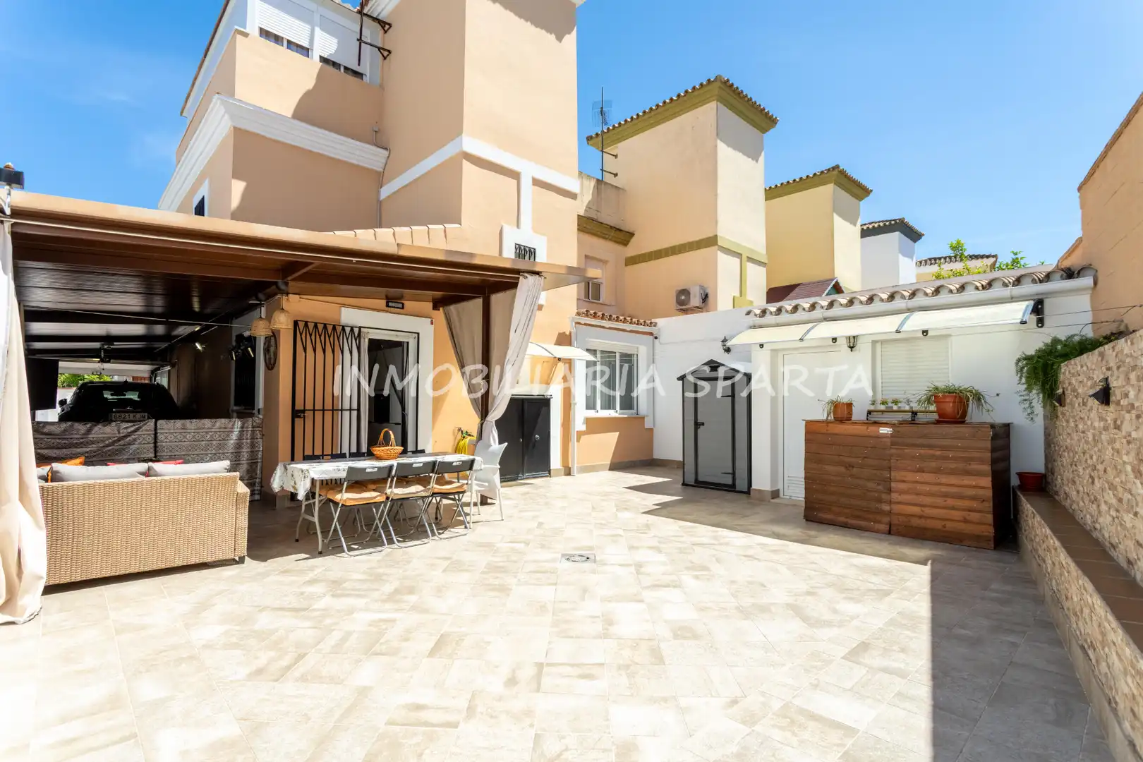 Vista exterior de Casa adosada en venta en Villanueva del Ariscal con Aire acondicionado, Calefacción y Jardín privado