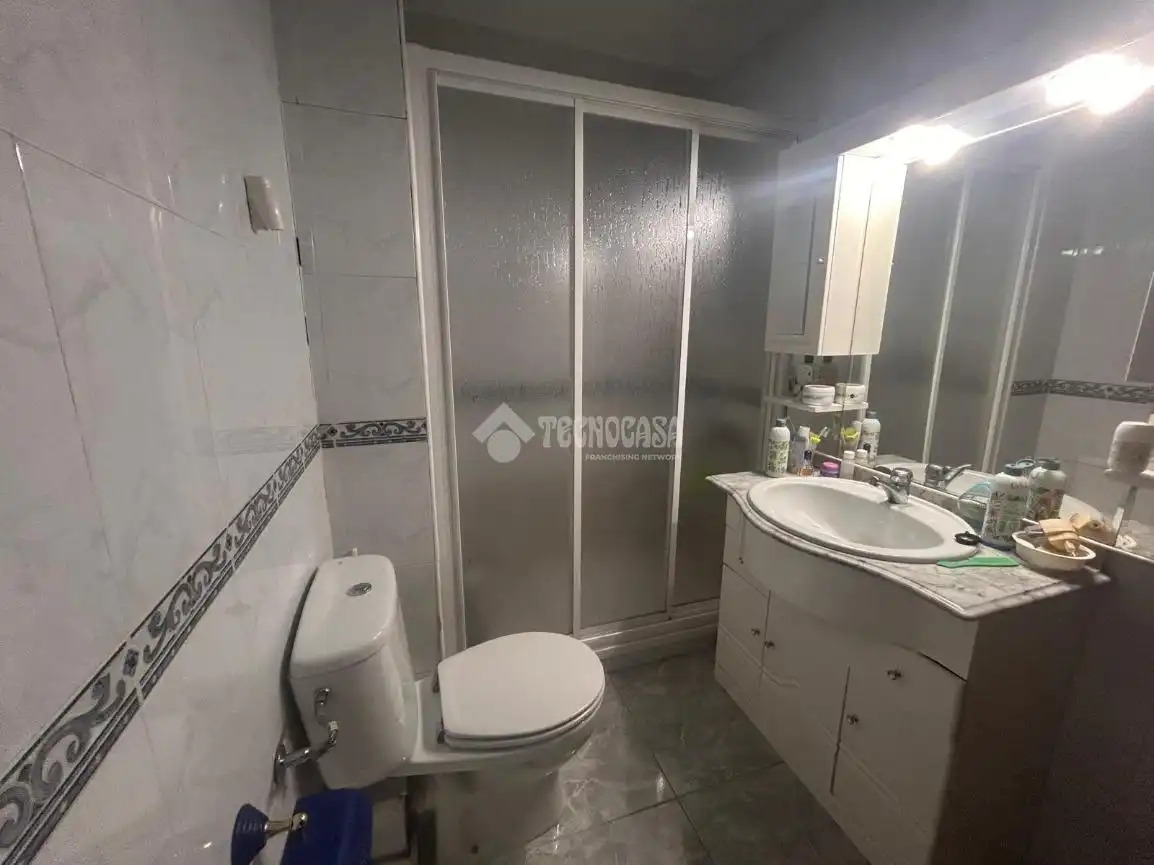 Badezimmer von Wohnung zum Verkauf in Móstoles mit Klimaanlage