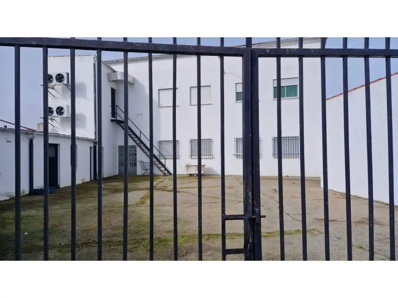 Vista exterior de Nau industrial en venda en Ciudad Rodrigo amb Calefacció i Alarma
