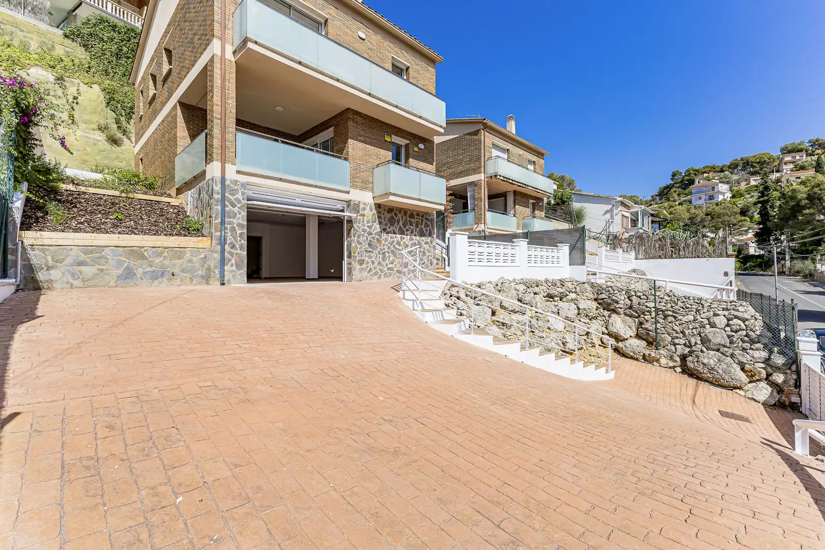 Vista exterior de Casa o xalet en venda en Cubelles amb Aire condicionat, Calefacció i Jardí privat