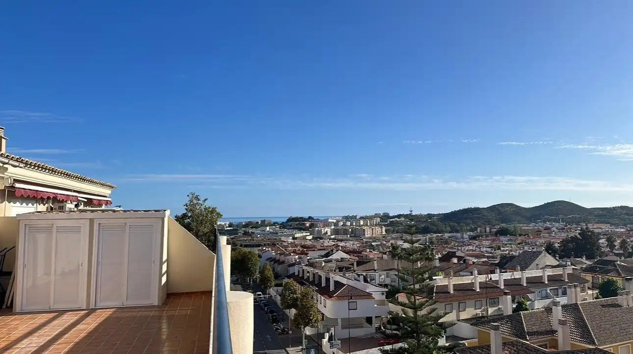 Vista exterior de Pis en venda en Mijas amb Aire condicionat, Terrassa i Piscina comunitària