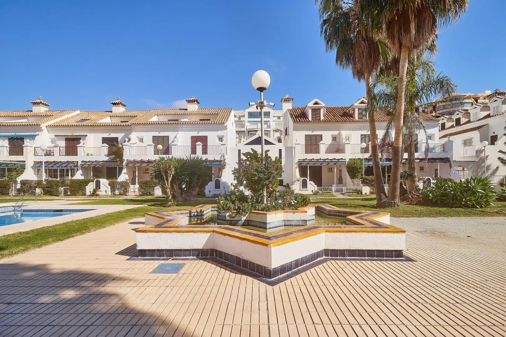 Exterior view of Flat for sale in Fuengirola  with Air Conditioner, Terrace and Community pool