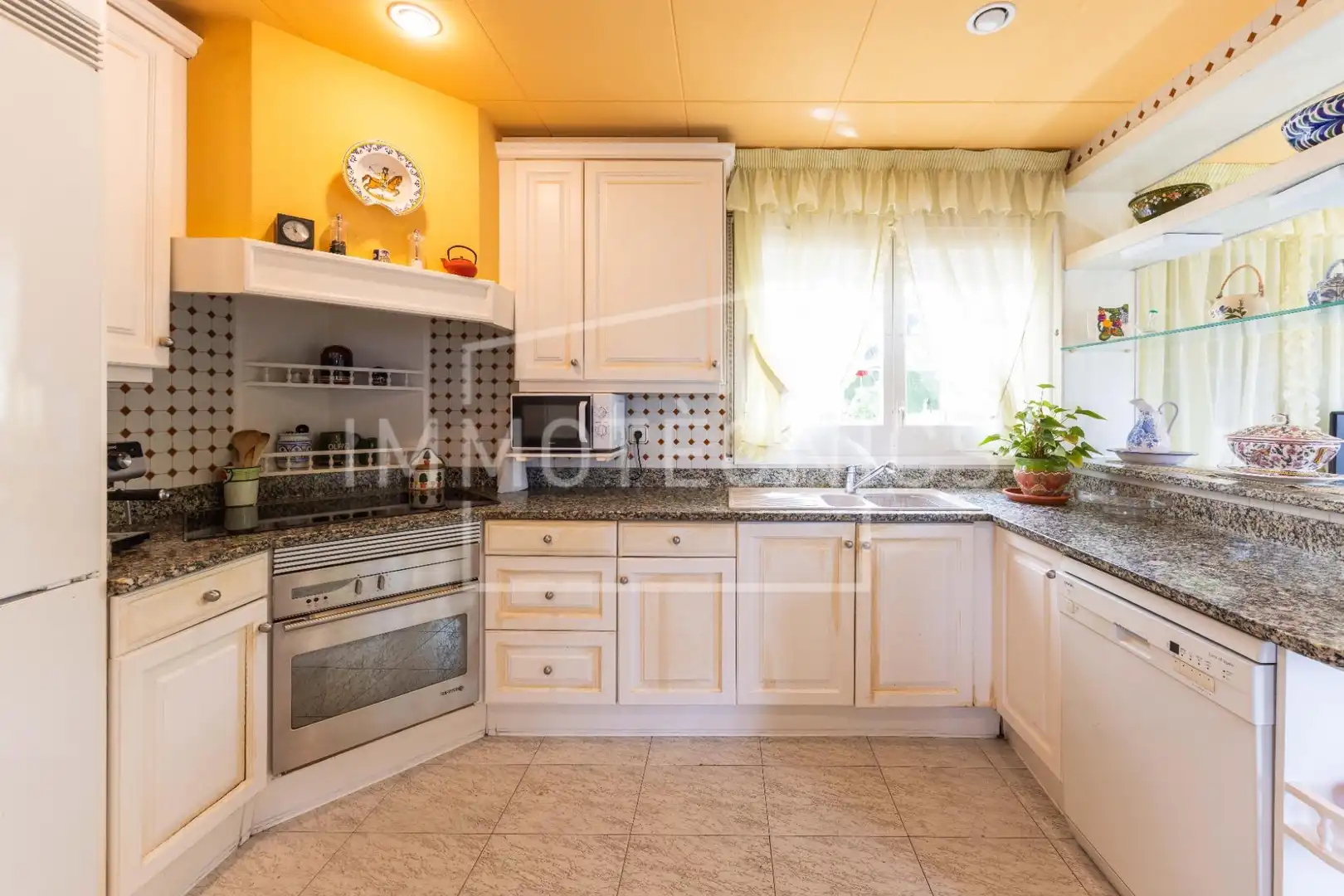 Cuina de Casa o xalet en venda en Canet de Mar amb Calefacció, Jardí privat i Terrassa