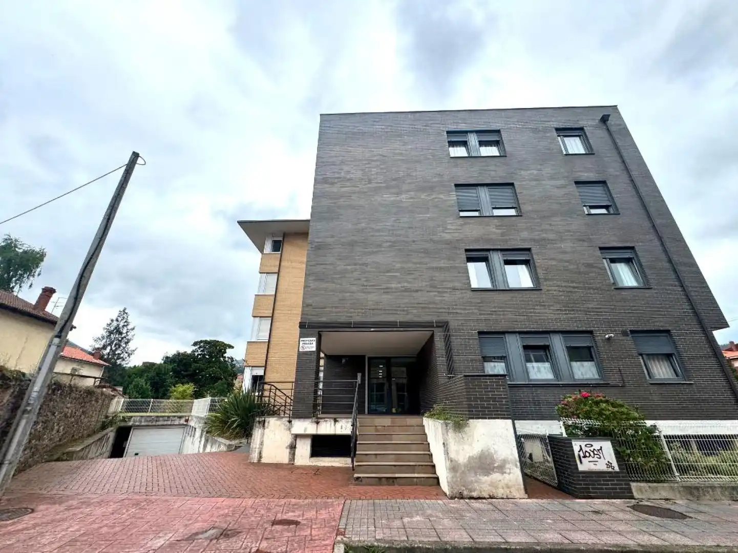 Vista exterior de Piso en venta en Los Corrales de Buelna  con Calefacción, Parquet y Terraza