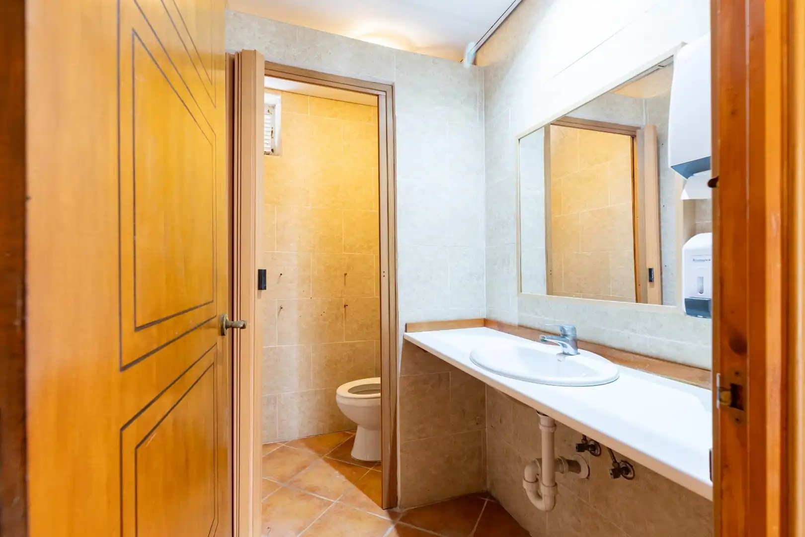 Badezimmer von Geschaftsraum zur Miete in Calvià mit Klimaanlage und Terrasse