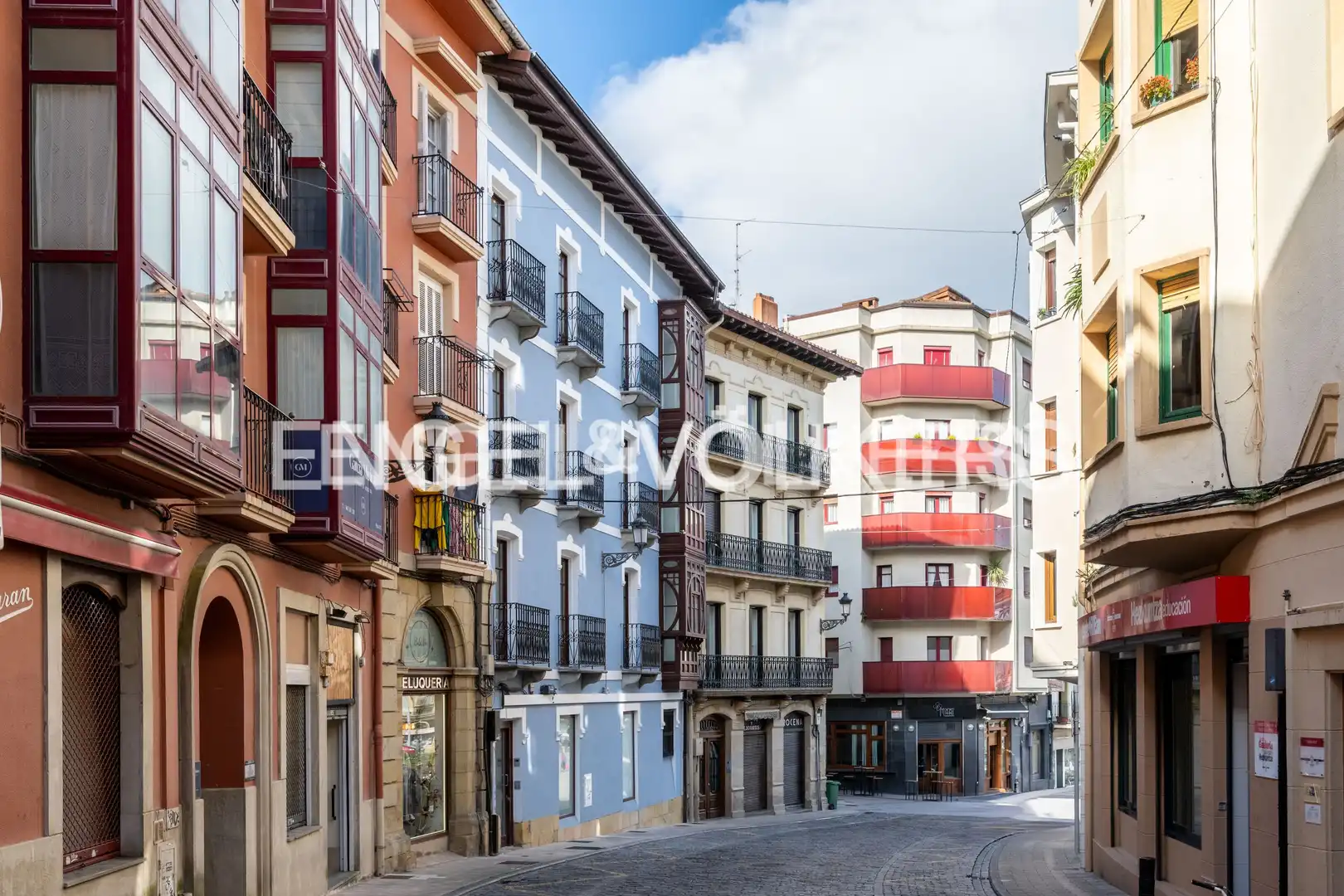 Vista exterior de Dúplex en venda en Irun  amb Calefacció, Parquet i Balcó