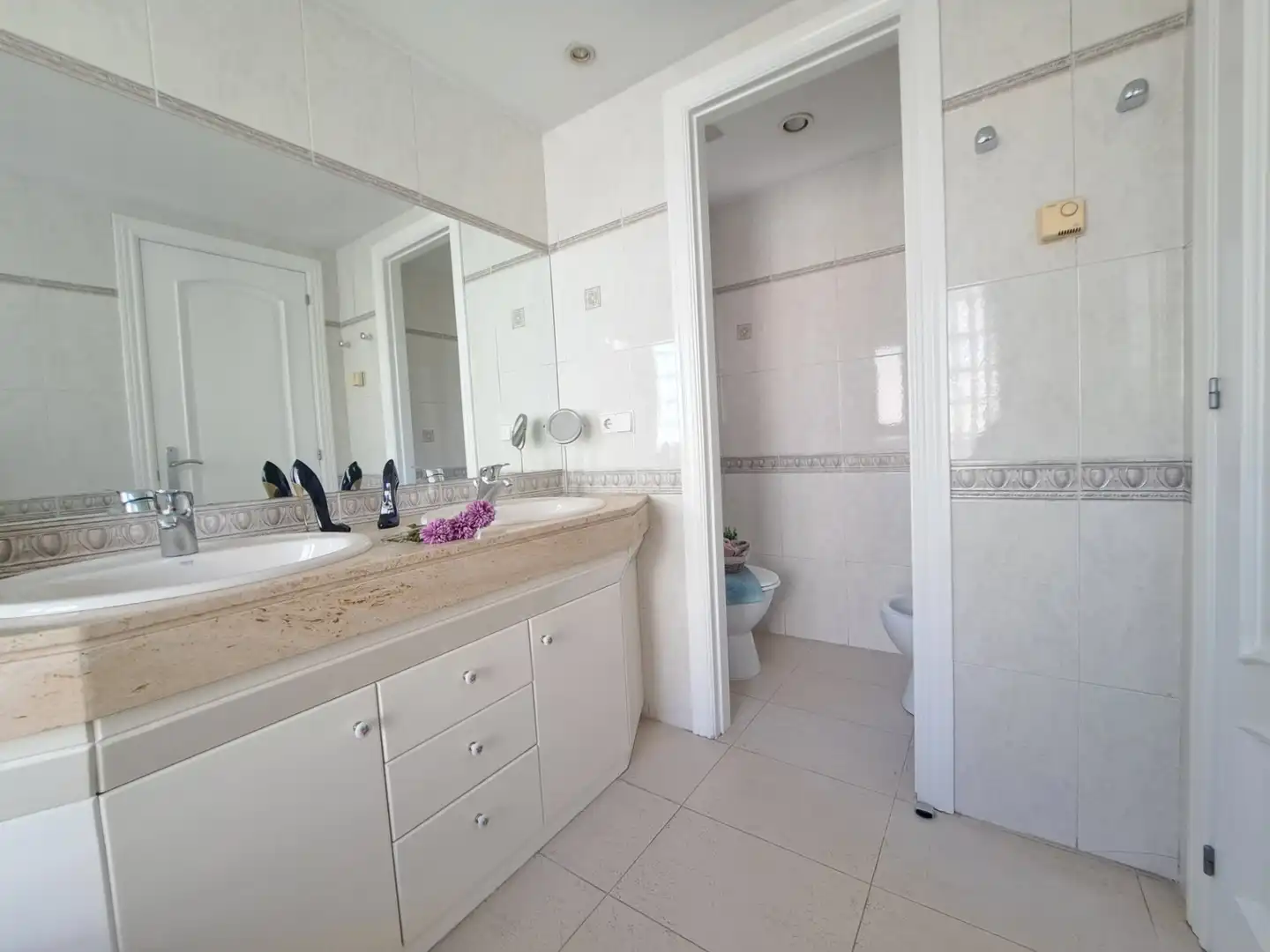 Badezimmer von Einfamilien-Reihenhaus zum Verkauf in Rubí mit Klimaanlage, Heizung und Terrasse