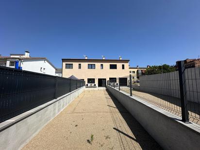 Vista exterior de Casa adosada en venda en Sant Celoni amb Calefacció, Forn i Microones