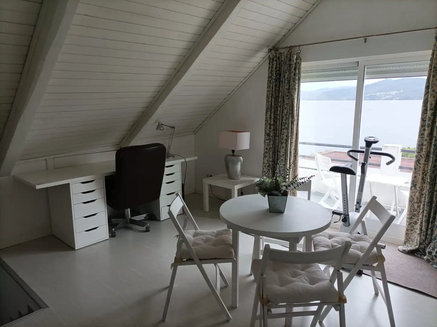 Attic for rent in Lugar Santradan, 25, Vilaboa