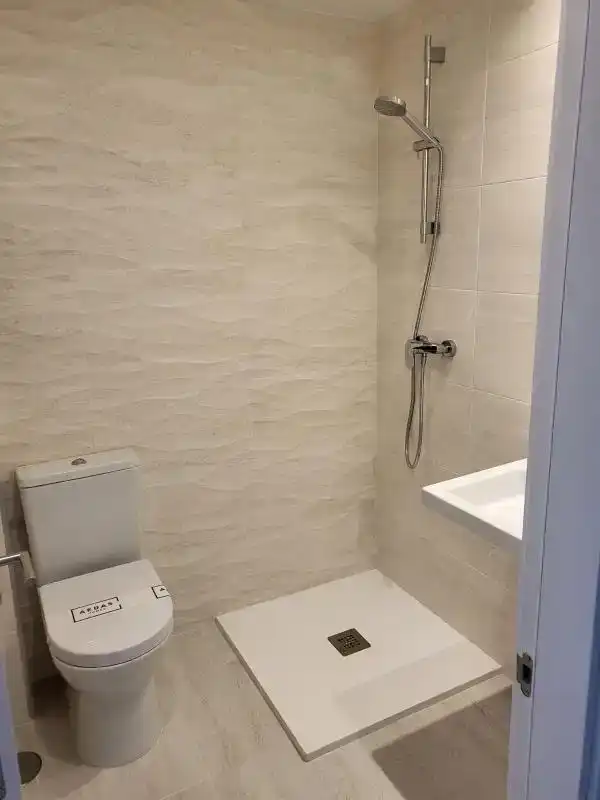 Badezimmer von Wohnung zur Miete in Granada mit Klimaanlage, Privatgarten und Parkett