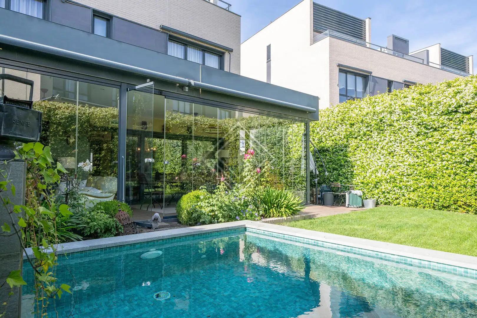 Schwimmbecken von Einfamilien-Reihenhaus zum Verkauf in Madrid mit Klimaanlage, Heizung und Privatgarten