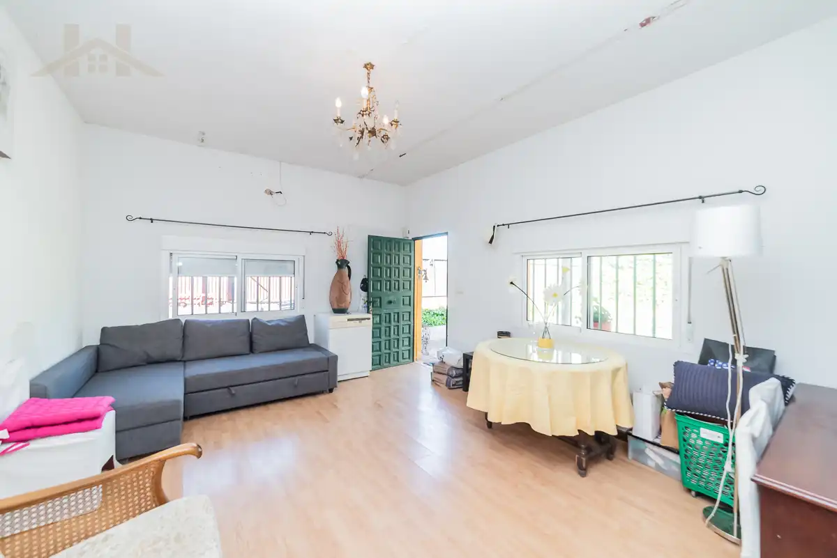 Sala d'estar de Casa o xalet en venda en Sevilla la Nueva amb Calefacció, Jardí privat i Piscina