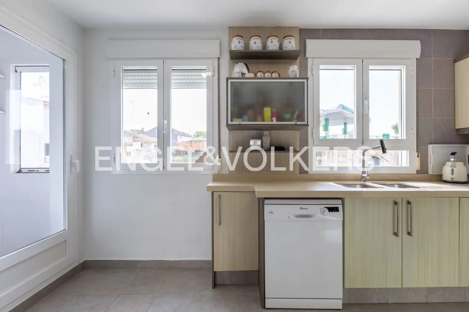 Kitchen of Houses for sale in Requena  with Air Conditioner, Heating and Storage room
