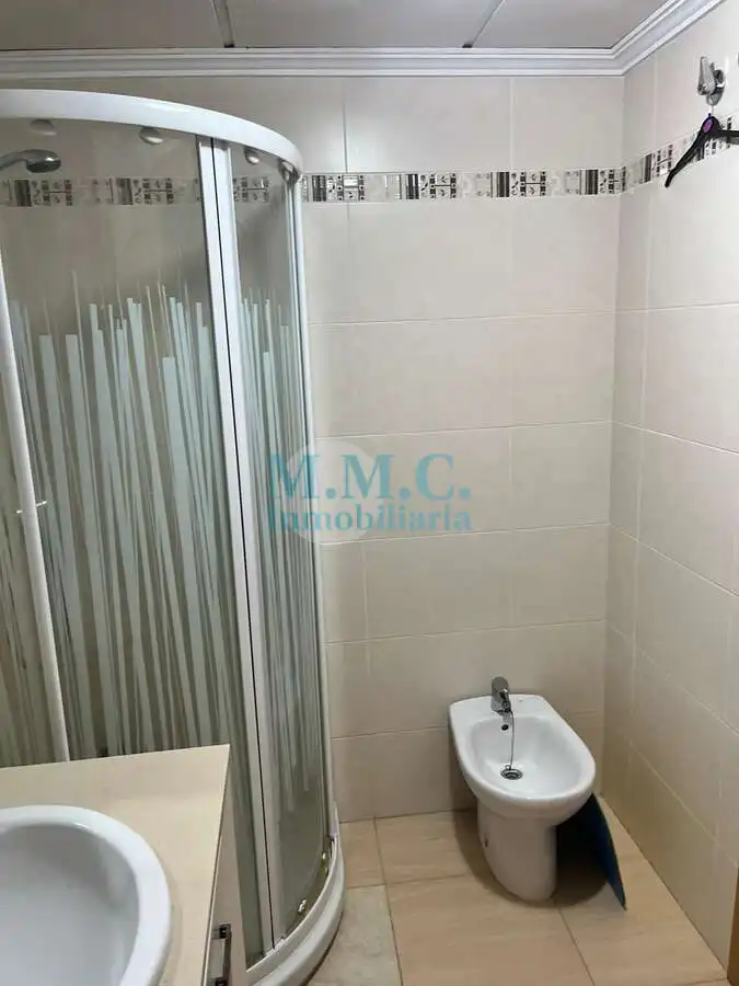 Baño de Piso en venta en Roquetas de Mar con Aire acondicionado, Terraza y Amueblado