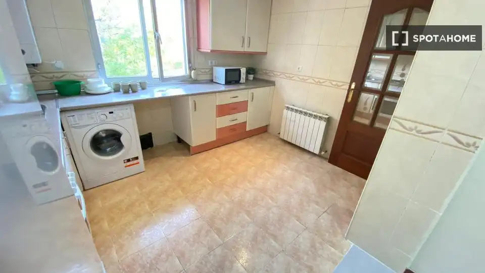 Cuina de Pis de lloguer en Madrid amb Aire condicionat, Calefacció i Moblat