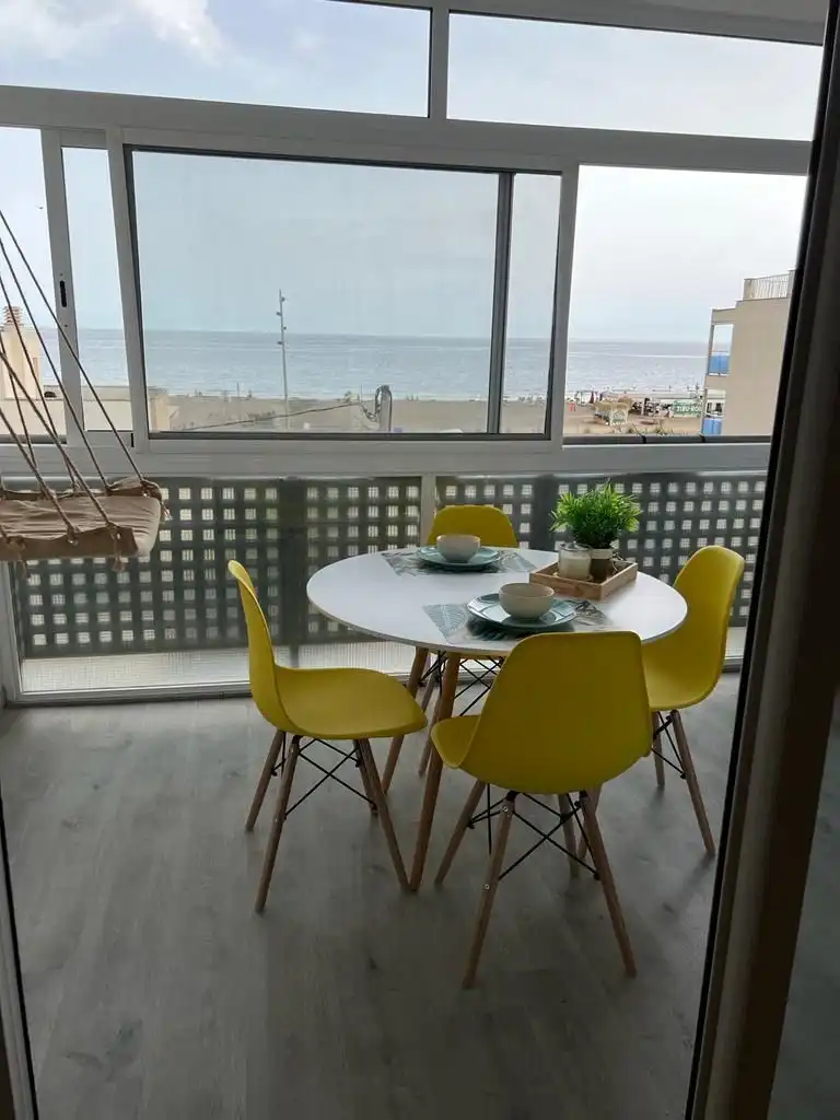 Menjador de Apartament de lloguer en Castelldefels amb Aire condicionat, Terrassa i Moblat