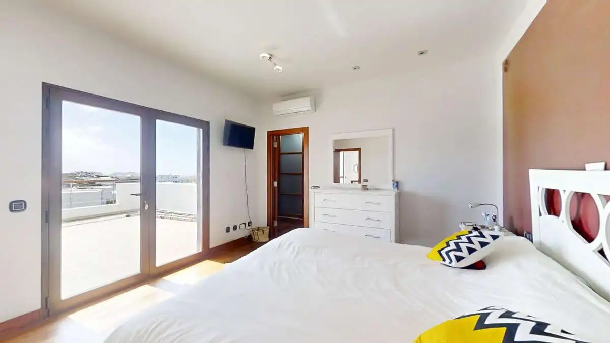 Dormitori de Casa o xalet en venda en Yaiza amb Aire condicionat, Jardí privat i Traster