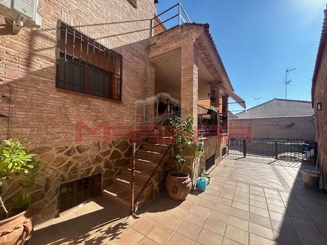 Vista exterior de Casa adosada en venda en Seseña amb Aire condicionat, Calefacció i Terrassa