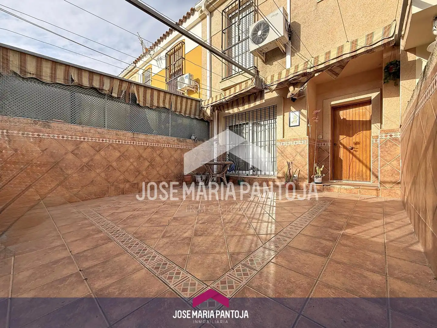 Vista exterior de Casa adosada en venta en Jerez de la Frontera con Aire acondicionado