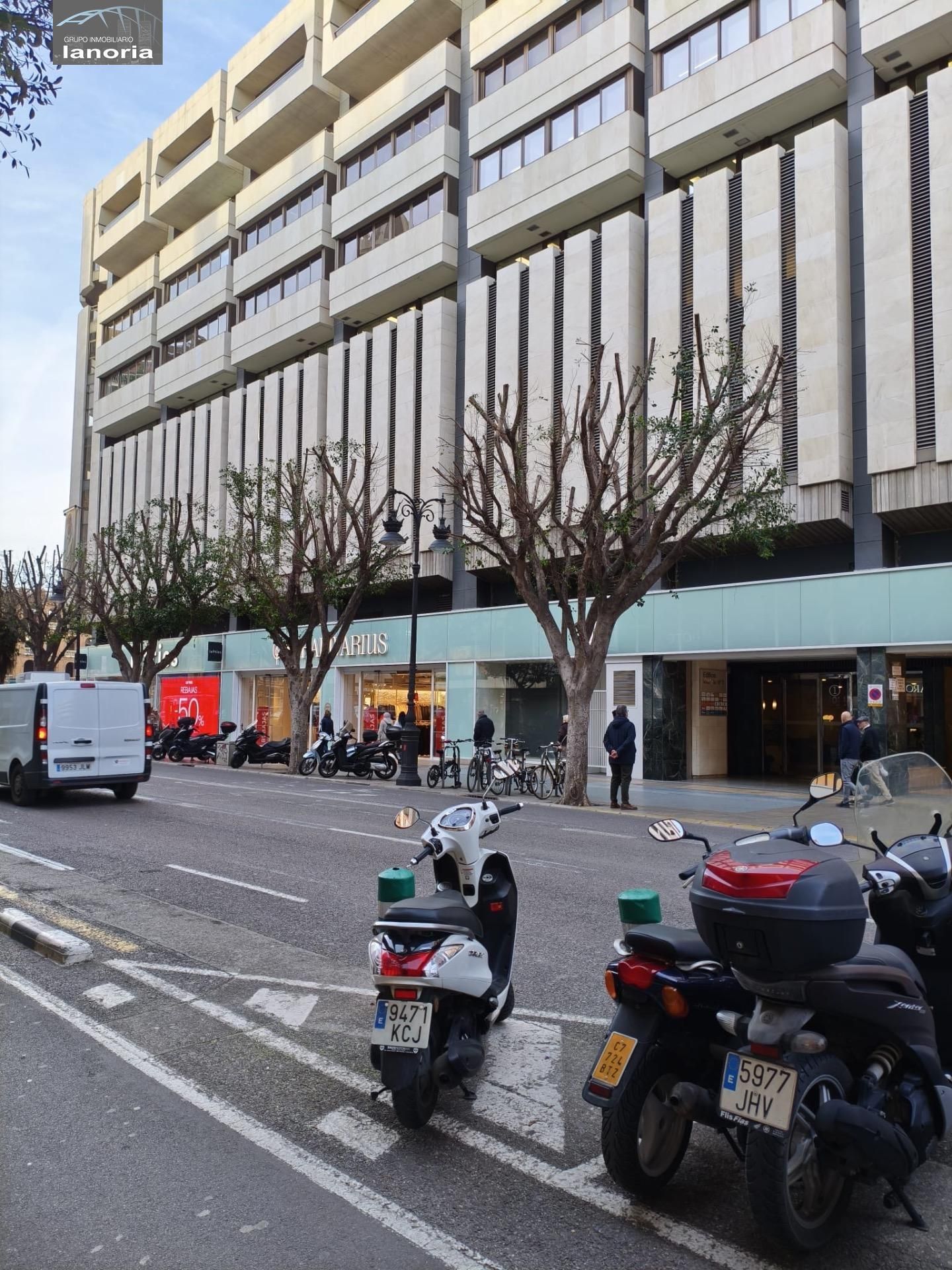 Außenansicht von Garage zum Verkauf in  Valencia Capital