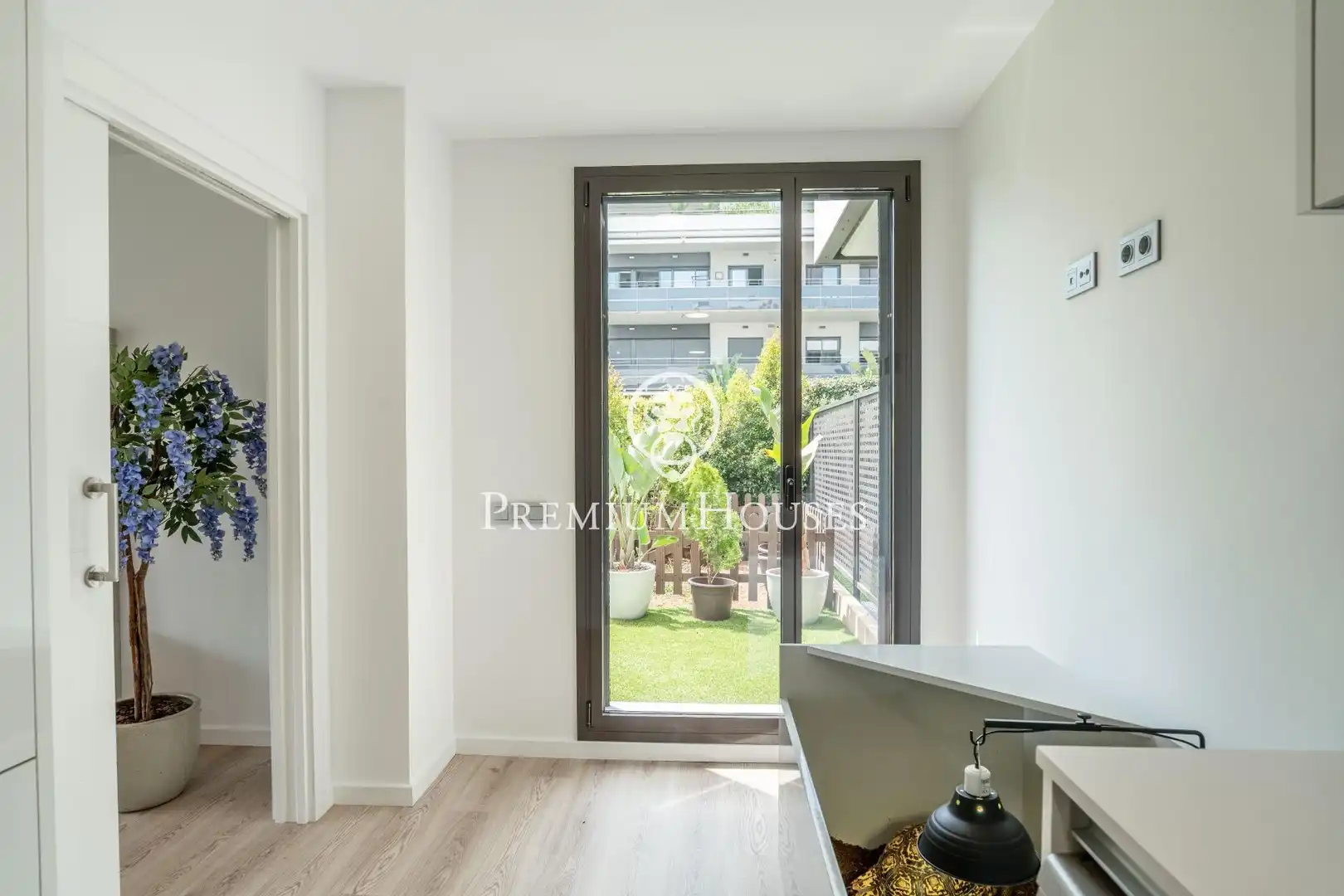 Schlafzimmer von Erdgeschoss zum Verkauf in Sitges mit Klimaanlage, Privatgarten und Parkett